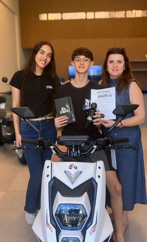 Cliente da MotoChefe Limeira com a moto elétrica
