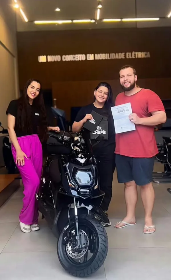 Cliente da MotoChefe Limeira com a moto elétrica