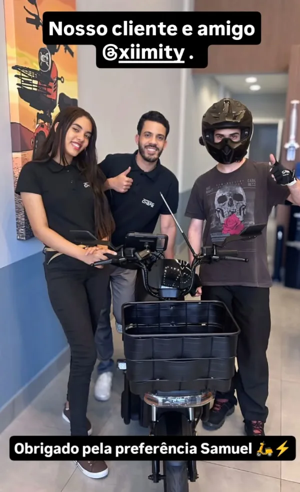 Cliente da MotoChefe Limeira com a moto elétrica