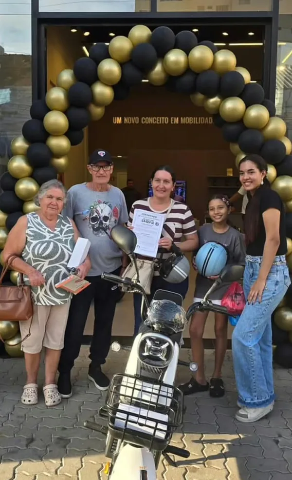 Cliente da MotoChefe Limeira com a moto elétrica