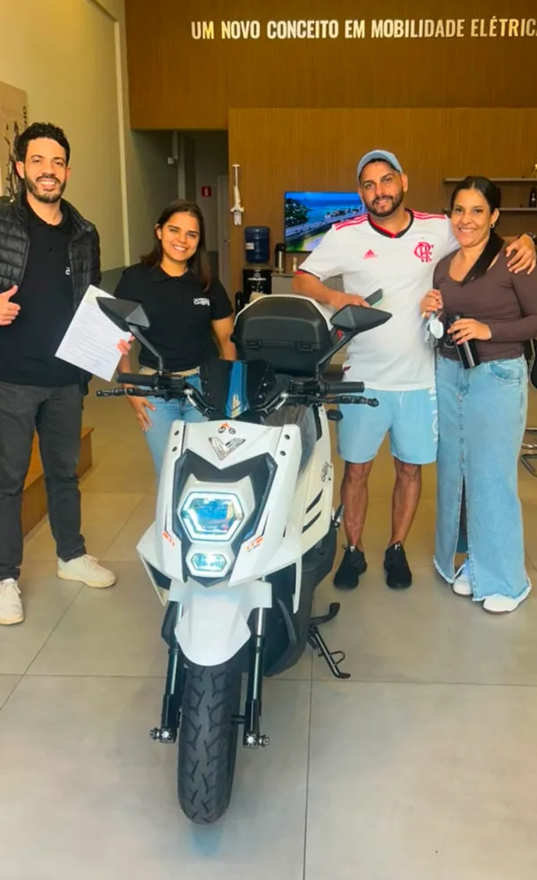 Cliente da MotoChefe Limeira com a moto elétrica