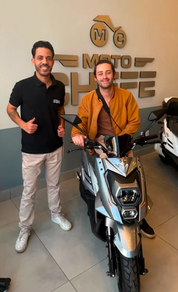 Cliente da MotoChefe Limeira com a moto elétrica