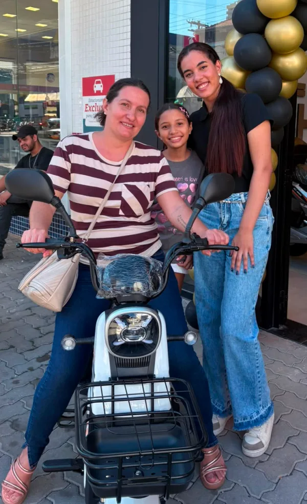 Cliente da MotoChefe Limeira com a moto elétrica