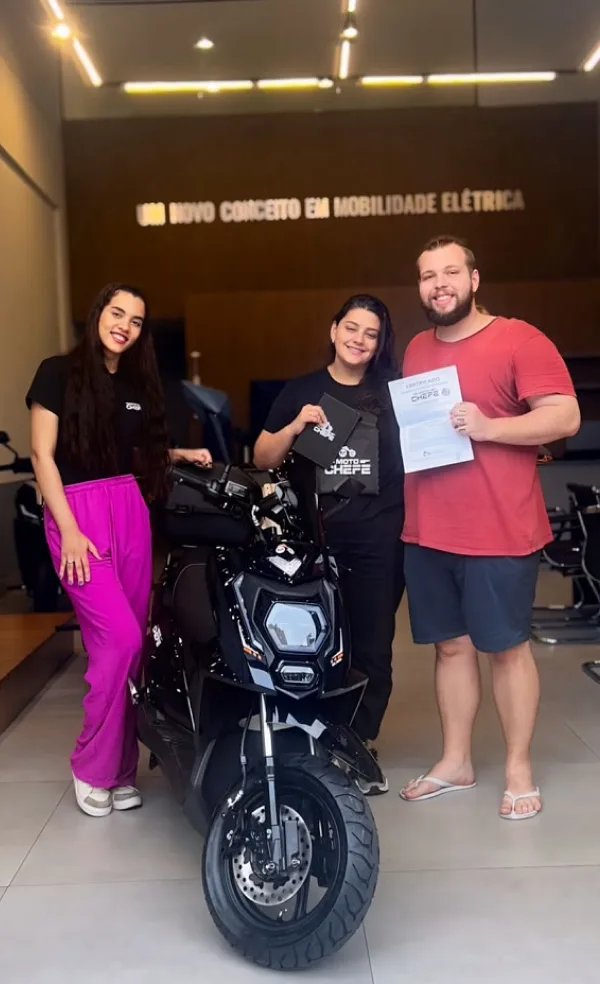 Cliente da MotoChefe Limeira com a moto elétrica
